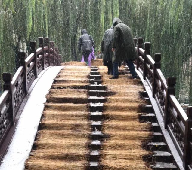 完美体育铺设毛毡、草苫子、防滑垫……天下第一泉风景区多措并举积极应对暴雪(图2)