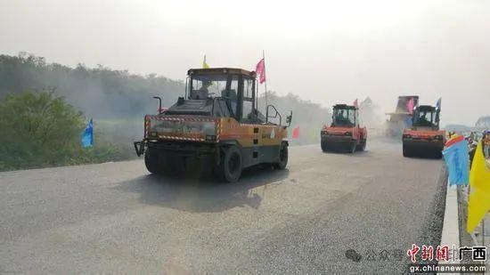 完美体育南宁至宾阳至黎塘一级公路一期开始铺沥青了