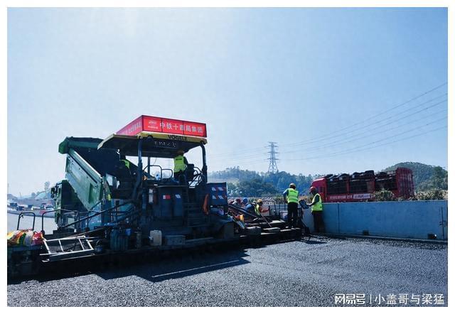 完美体育惠河高速改扩建启动沥青路面摊铺