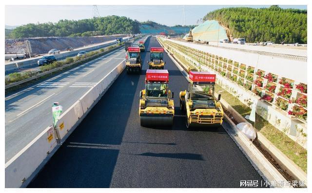 完美体育惠河高速改扩建启动沥青路面摊铺(图2)