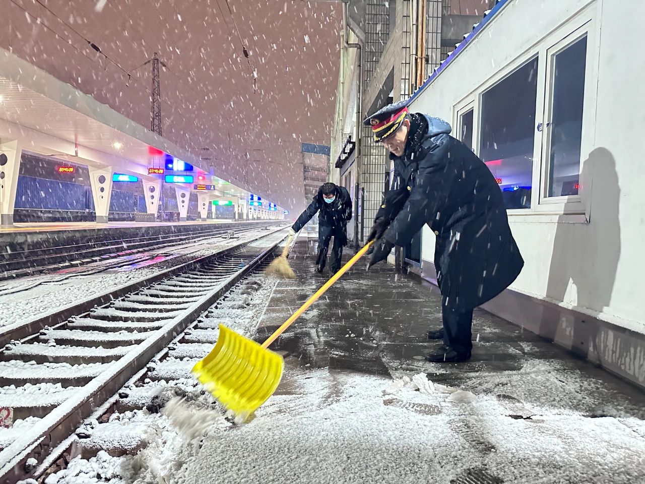 完美体育铁路部门迅速应对寒潮降温雨雪天气 确保客货运输安全有序