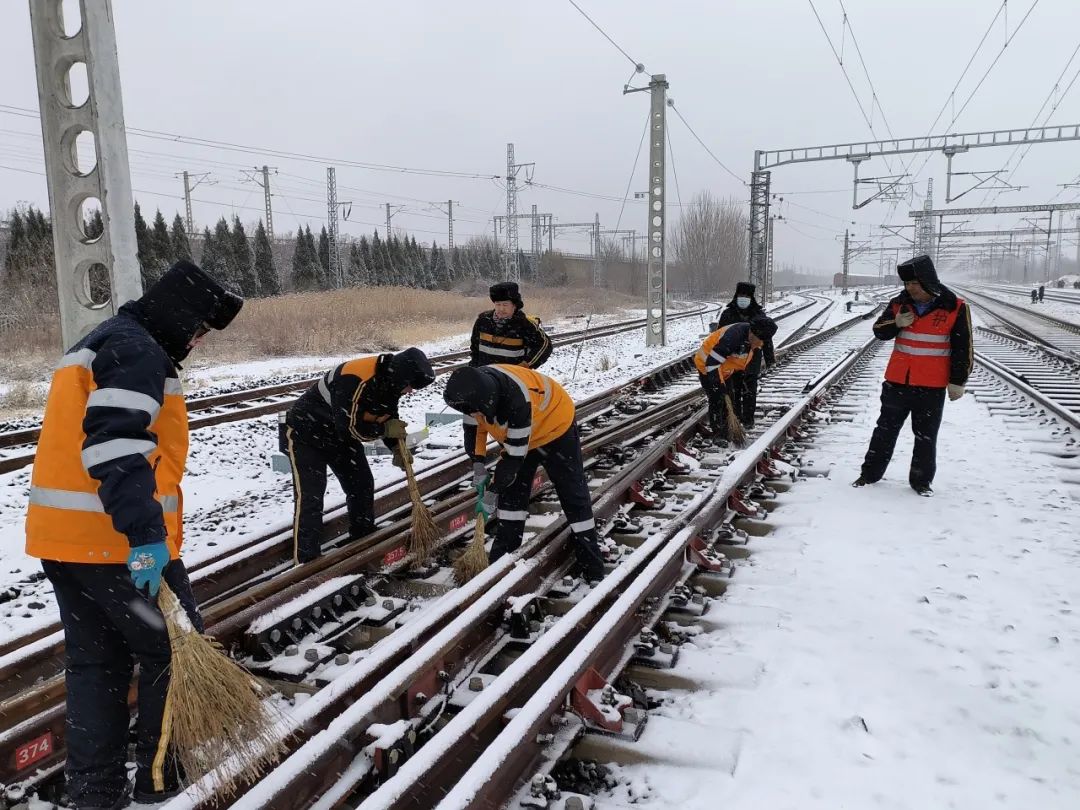 完美体育铁路部门迅速应对寒潮降温雨雪天气 确保客货运输安全有序(图3)