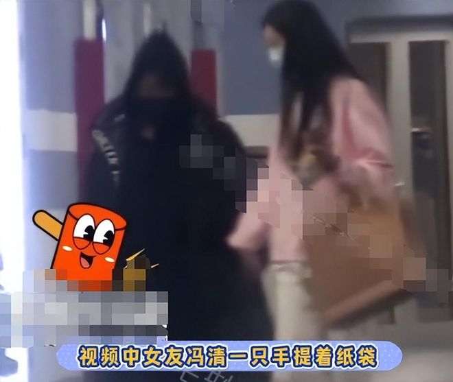 完美体育王宝强携女友聚餐冯清开280万大G下车手拿茅台二人身高差明显(图3)