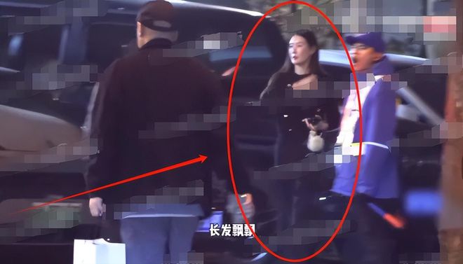 完美体育王宝强携女友聚餐冯清开280万大G下车手拿茅台二人身高差明显(图5)