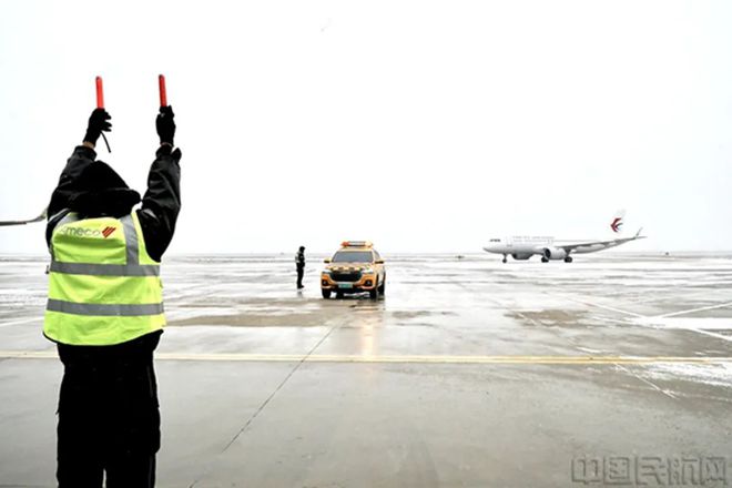 完美体育·(中国)官方网站以雪为令 民航全力守护旅客出行平安(图16)